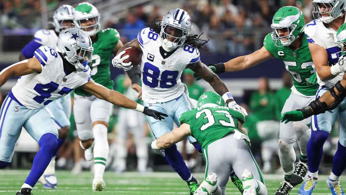 Dallas Cowboys wide receiver CeeDee Lamb (88) runs with the ball in the second quarter against the Philadelphia Eagles at AT&T Stadium.