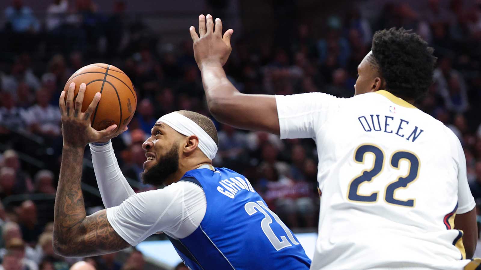 Dallas Mavericks forward Daniel Gafford (21) looks to score as New Orleans Pelicans center Derik Queen (22) defends during the second half at American Airlines Center.