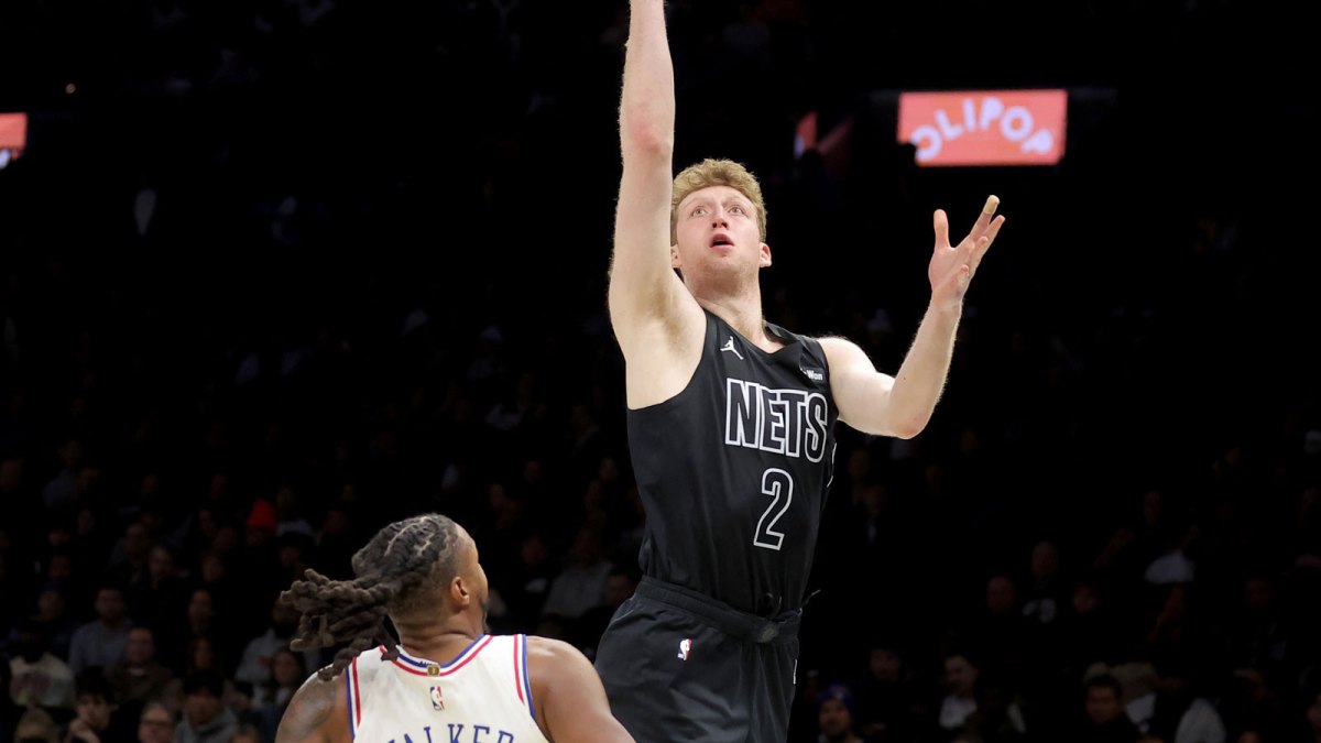 Brooklyn Nets forward Danny Wolf (2) drives to the basket against Philadelphia 76ers forward Jabari Walker (33) during the third quarter at Barclays Center.