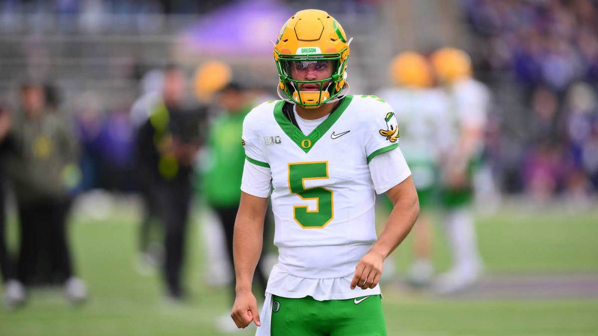 Oregon Ducks quarterback Dante Moore (5) during warmups before the game against the Washington Huskies at Husky Stadium.