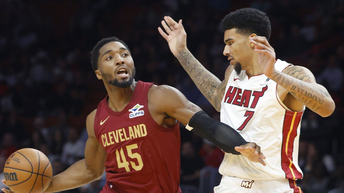 Miami Heat center Kel'el Ware (7) defends Cleveland Cavaliers guard Donovan Mitchell (45) during the first period at Kaseya Center.
