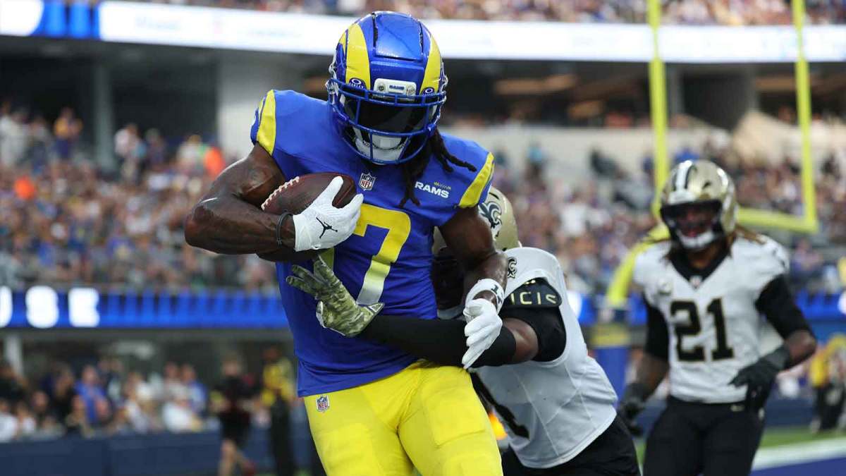 Los Angeles Rams wide receiver Davante Adams (17) makes a touchdown catch in front of New Orleans Saints cornerback Kool-Aid McKinstry (4) during the second half at SoFi Stadium.