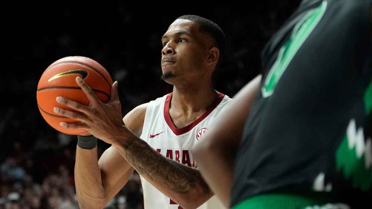 Alabama guard Davion Hannah (4) readies himself to take a three point shot against North Dakota during the season-opening game at Coleman Coliseum.
