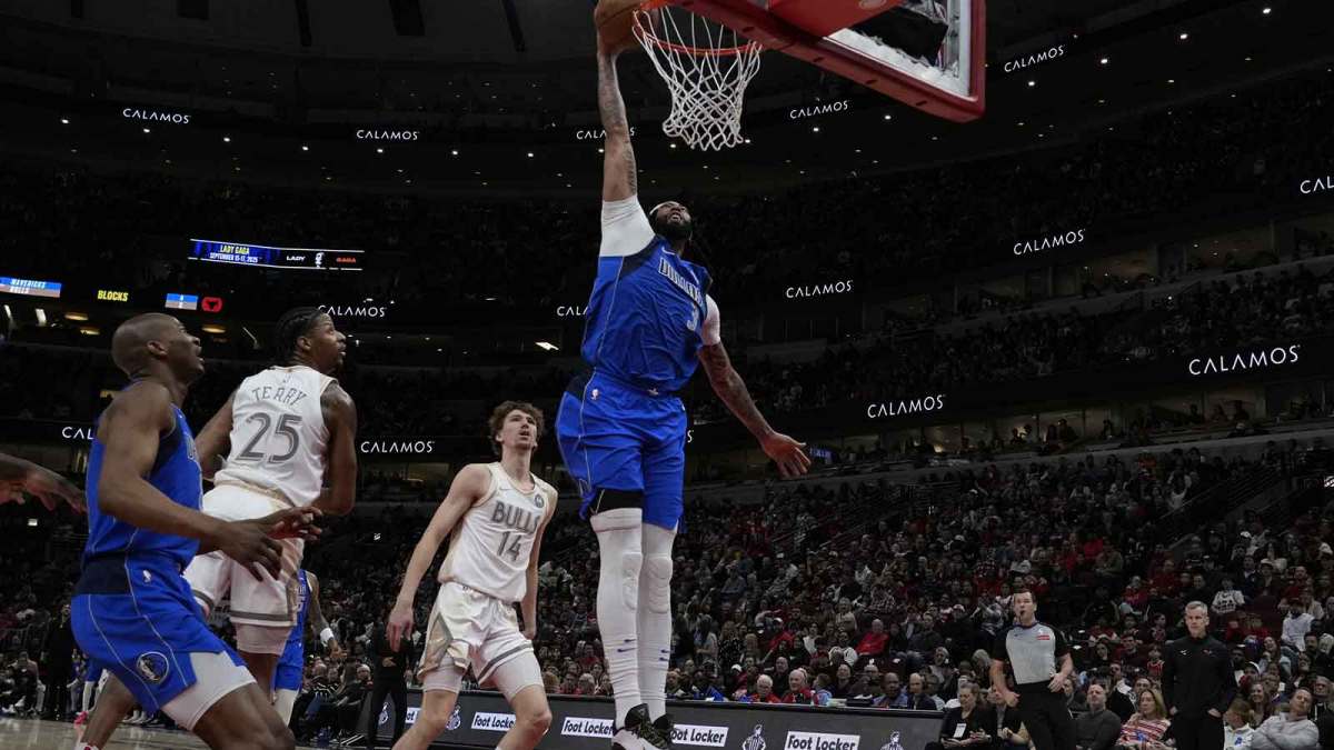 Dallas Mavericks forward Anthony Davis (3) goes to the basket as Chicago Bulls forward Dalen Terry (25) defends him during the second half at United Center.