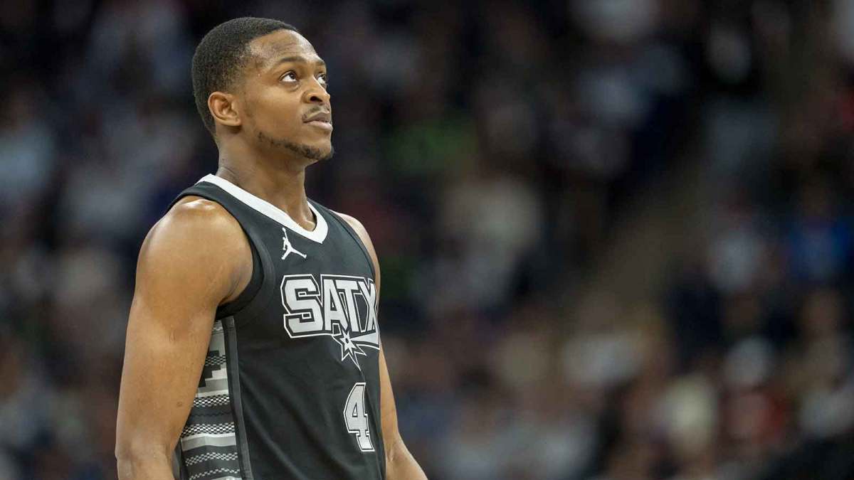 San Antonio Spurs guard De'Aaron Fox (4) looks on against the Minnesota Timberwolves in the second half at Target Center.