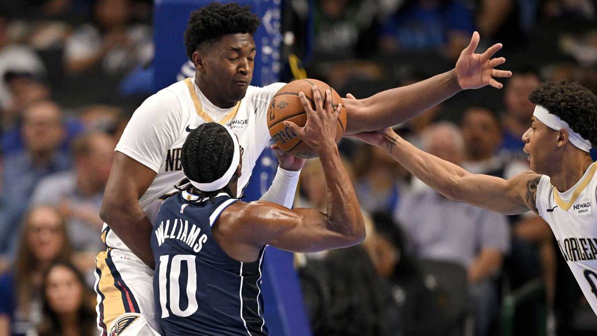 Dallas Mavericks guard Brandon Williams (10) attempts to drives to the basket against New Orleans Pelicans center Derik Queen (22) and guard Jeremiah Fears (0) during the first quarter at the American Airlines Center.