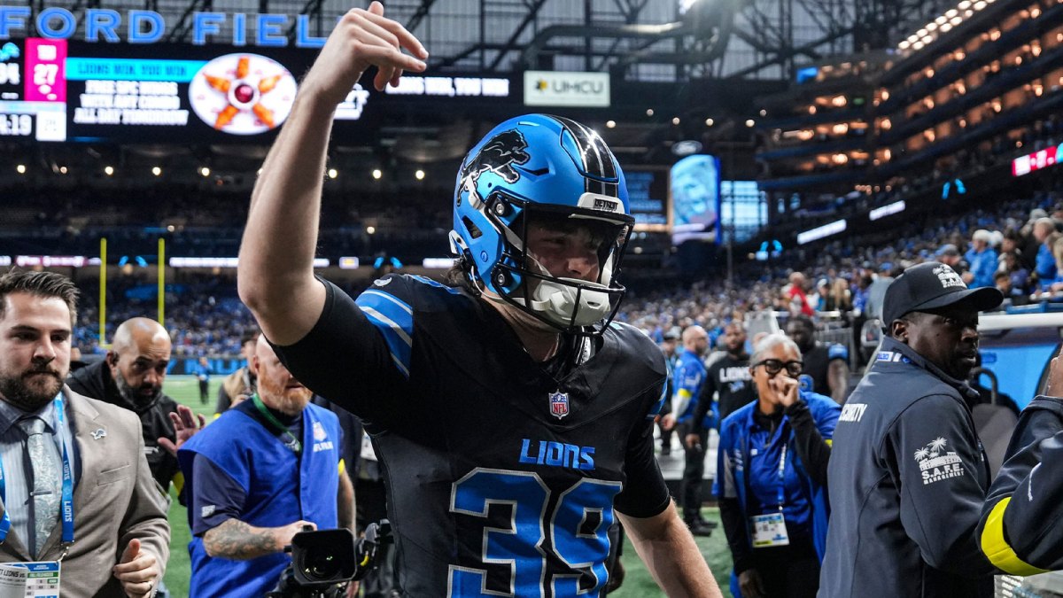 Detroit Lions place kicker Jake Bates (39) waves at fans to celebrate 34-27 win over New York Giants at Ford Field in Detroit on Sunday, Nov. 23, 2025.