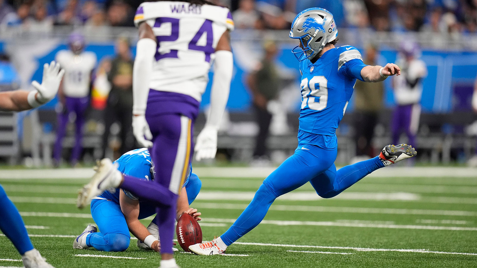 Detroit Lions place kicker Jake Bates (39) attempts an extra point against Minnesota Vikings