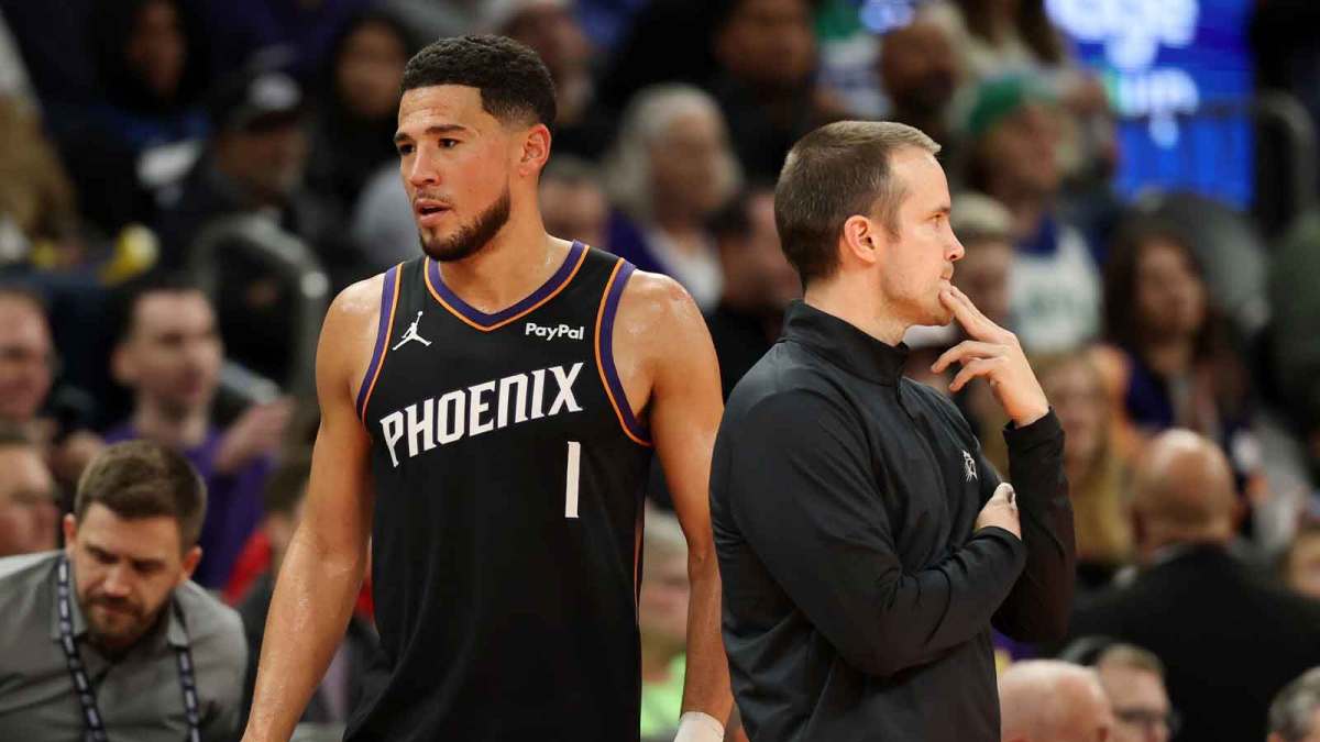 Phoenix Suns head coach Jordan Ott (left) with guard Devin Booker (1) against the Minnesota Timberwolves in the second half of an NBA Cup game at Mortgage Matchup Center.