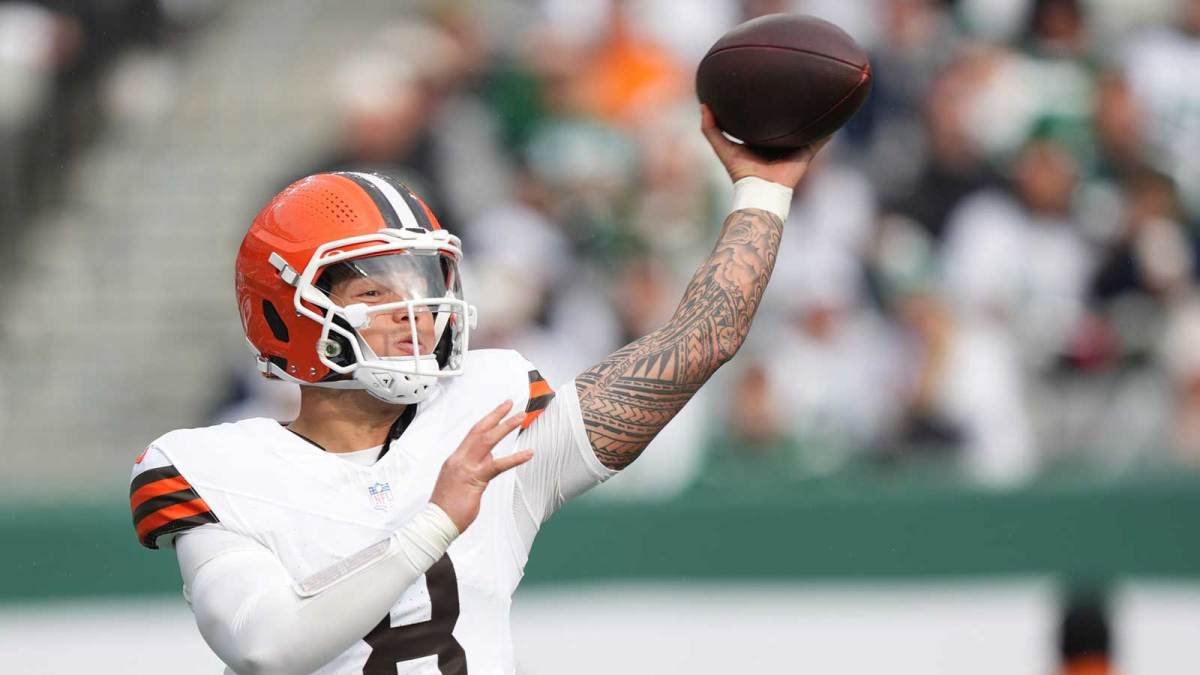 Cleveland Browns quarterback Dillon Gabriel (8) against the New York Jets in the first quarter at MetLife Stadium.