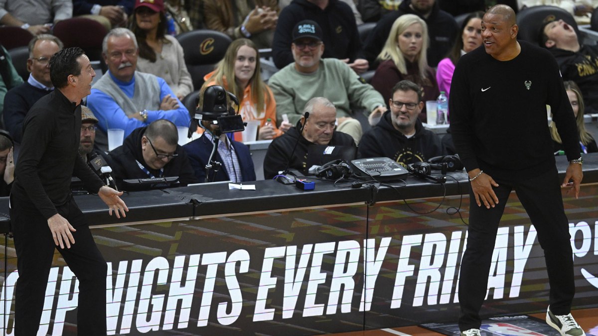 A wild father-and-son moment between Bucks coach Doc Rivers and Austin Rivers during the pregame against the Cavaliers sends fans buzzing.
