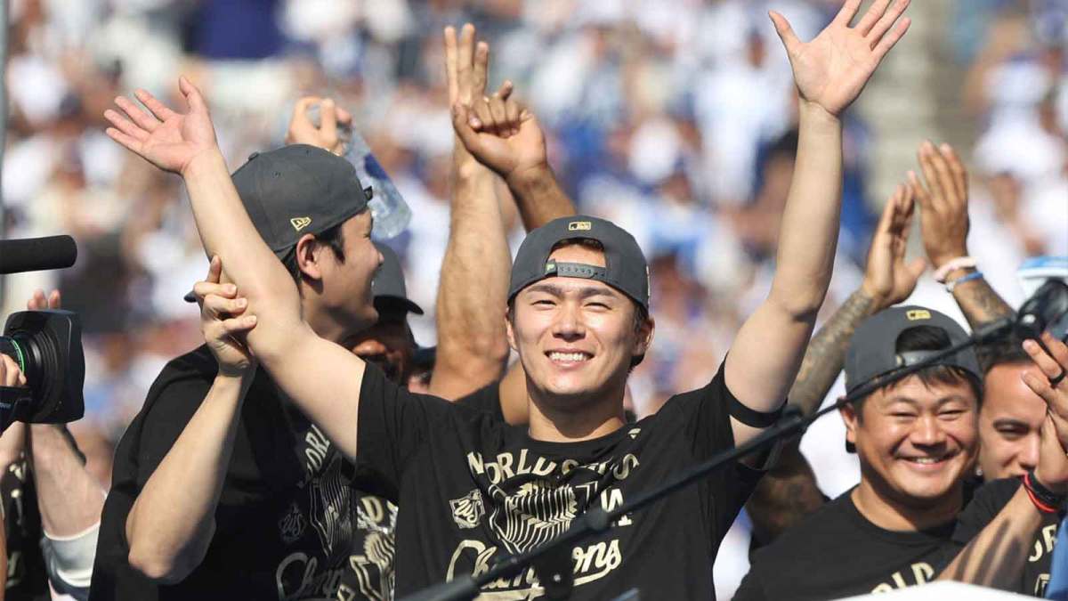 World Series MVP Yoshinobu Yamamoto has his arms raised by Shohei Ohtani during the 2025 World Series championship celebration at Dodger Stadium in Los Angeles on Monday, Nov. 3, 2025. © JOE LUMAYA/SPECIAL TO THE STAR / USA TODAY NETWORK via Imagn Images