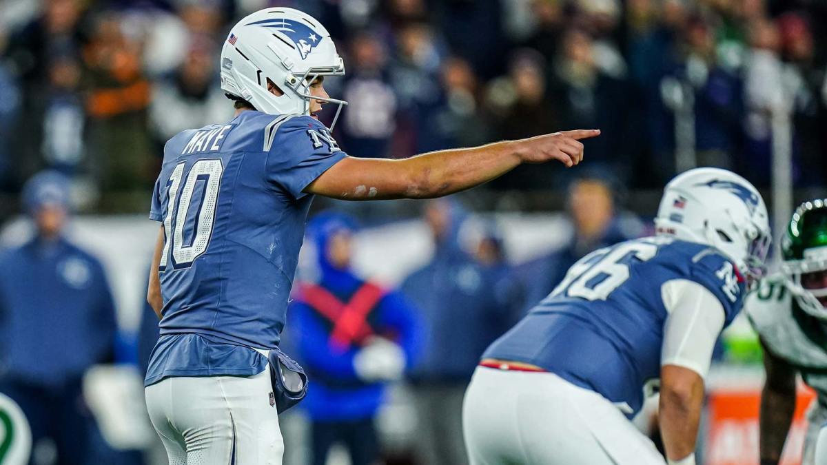 New England Patriots quarterback Drake Maye (10) on the field against the New York Jets in the third quarter at Gillette Stadium.