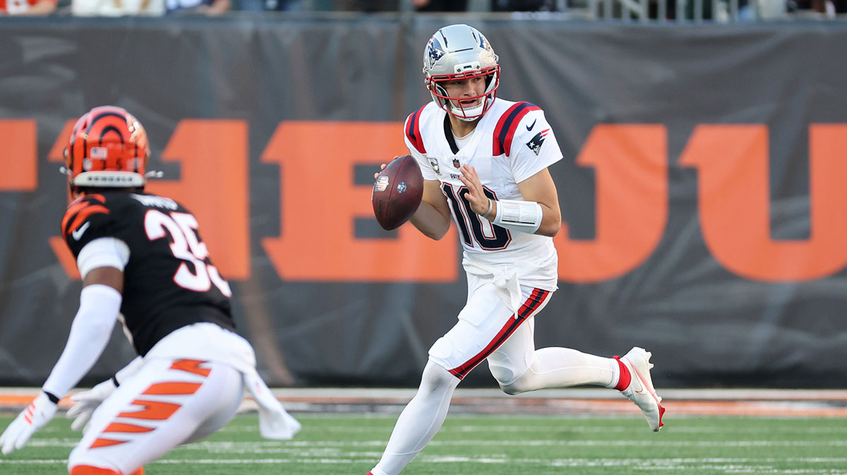 New England Patriots quarterback Drake Maye (10) rolls out during the second half against the Cincinnati Bengals at Paycor Stadium. 