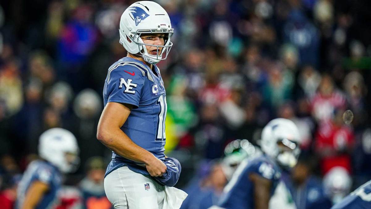 New England Patriots quarterback Drake Maye (10) on the field against the New York Jets in the third quarter at Gillette Stadium.
