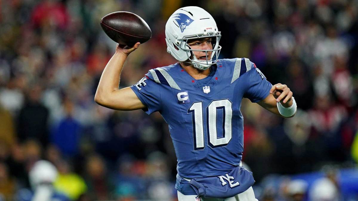 New England Patriots quarterback Drake Maye (10) makes a pass during the first half against the New York Jets at Gillette Stadium.