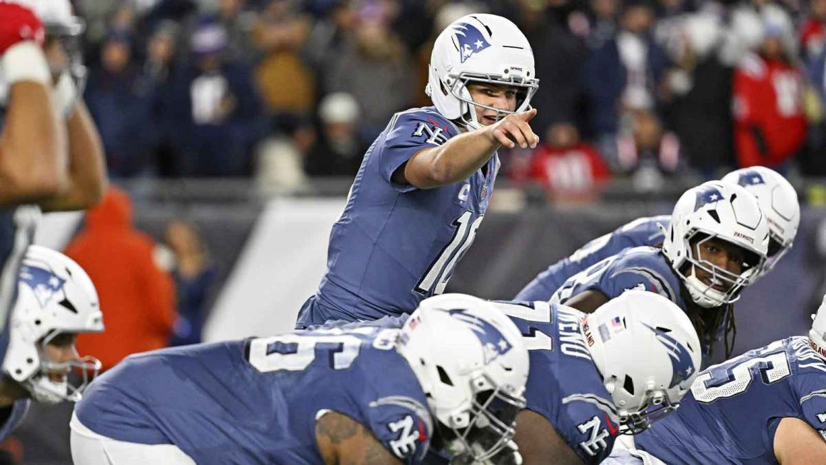 New England Patriots quarterback Drake Maye (10) makes a call during the first half against the New York Jets at Gillette Stadium.