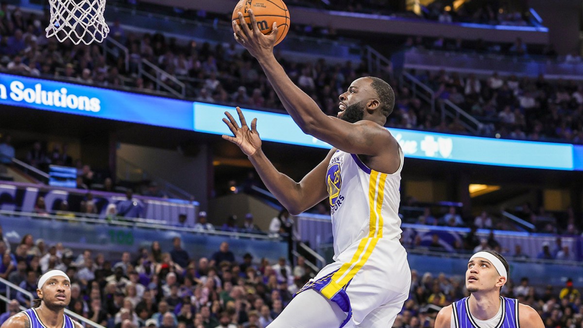 Golden State Warriors forward Draymond Green (23) goes to the basket during the second half against the Orlando Magic at Kia Center.