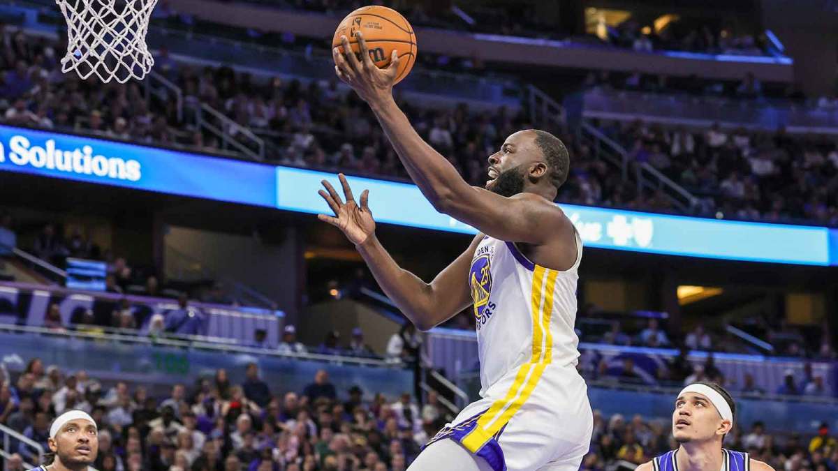 Golden State Warriors forward Draymond Green (23) goes to the basket during the second half against the Orlando Magic at Kia Center.