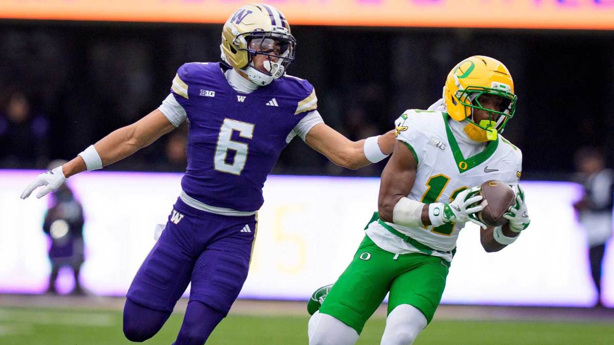 Oregon wide receiver Jeremiah McClellan, right, brings down a pass under cover from Washington cornerback Dylan Robinson as the Oregon Ducks take on the Washington Huskies at Husky Stadium.