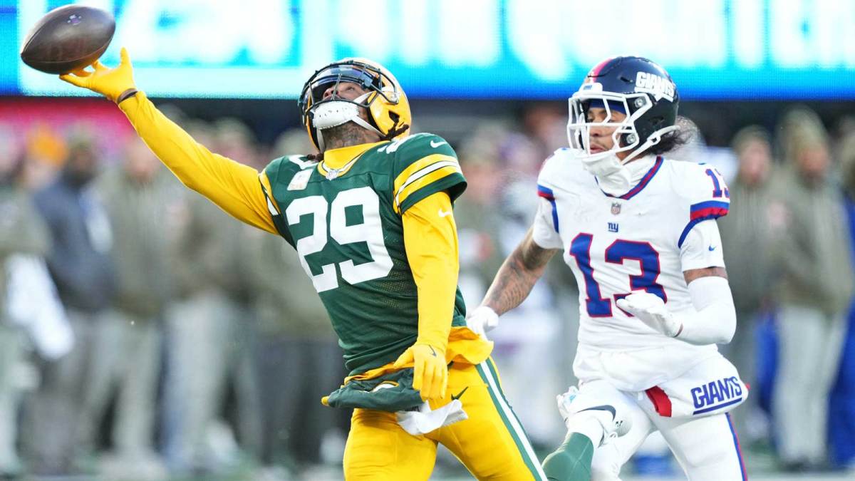 Green Bay Packers safety Xavier McKinney (29) misses an interception on pass intended for New York Giants wide receiver Jalin Hyatt (13) during the fourth quarter at MetLife Stadium.