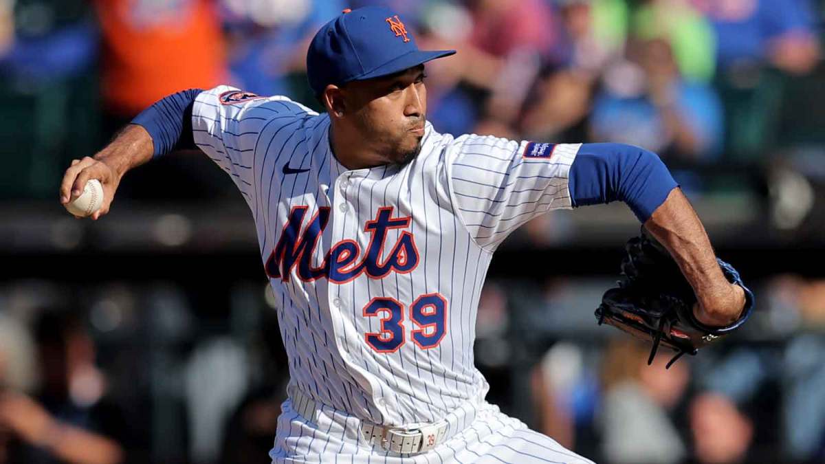 New York Mets relief pitcher Edwin Diaz (39) pitches against the San Diego Padres during the ninth inning at Citi Field.