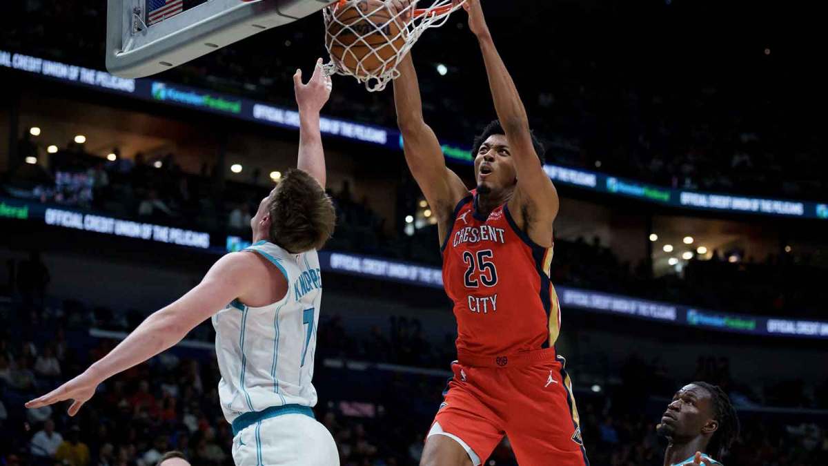 New Orleans Pelicans forward Trey Murphy III (25) dunks against Charlotte Hornets guard Kon Knueppel (7) during the first half at Smoothie King Center.