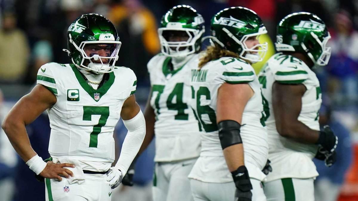 New York Jets quarterback Justin Fields (7) on the field against the New England Patriots in the fourth quarter at Gillette Stadium.