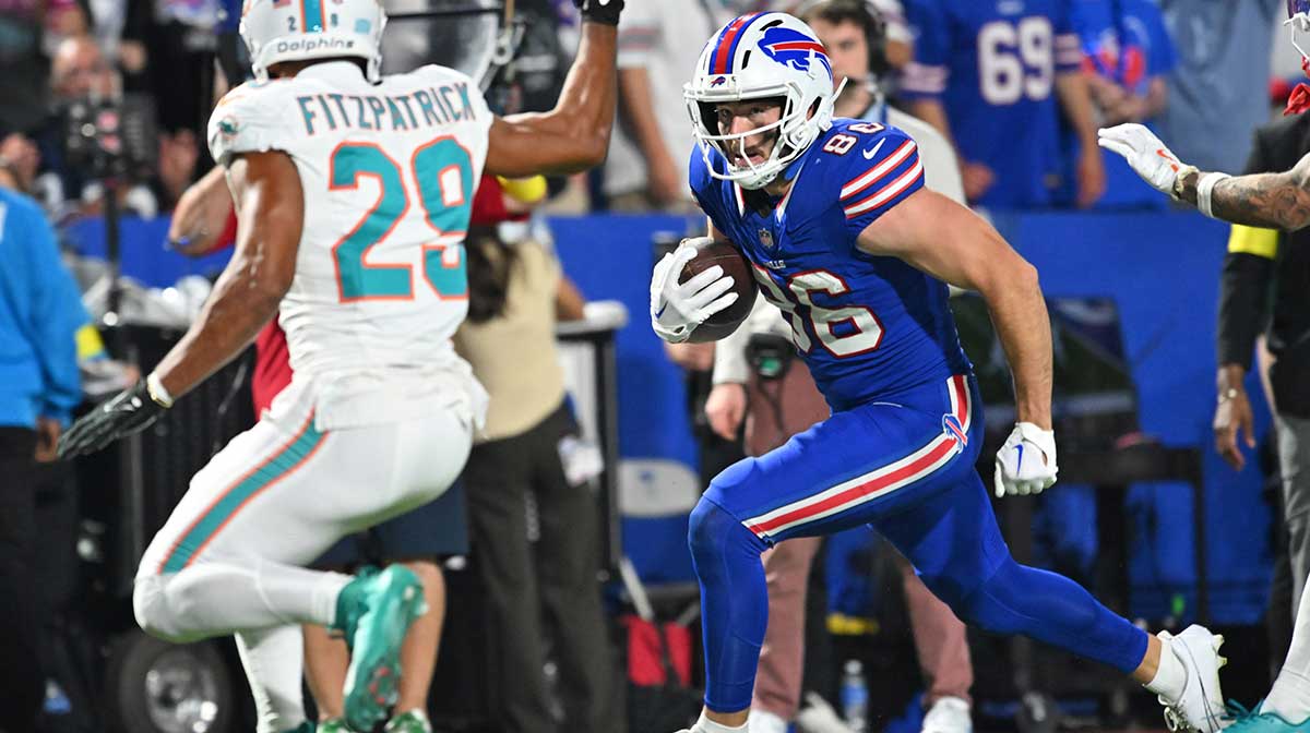 Buffalo Bills tight end Dalton Kincaid (86) runs against Miami Dolphins free safety Minkah Fitzpatrick (29) in the second half at Highmark Stadium.