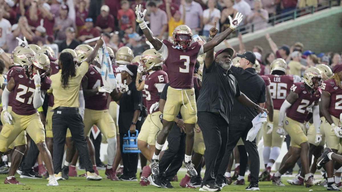 Florida State Seminoles running back Kam Davis (3) and associate head coach Odell Haggins react after a play Alabama Crimson Tide during the second half at Doak S. Campbell Stadium.