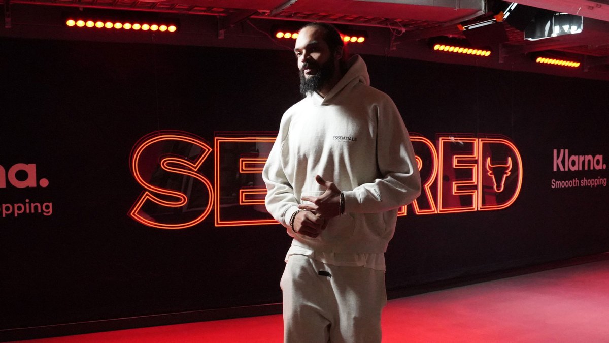 Former Chicago Bulls player Joakim Noah walks