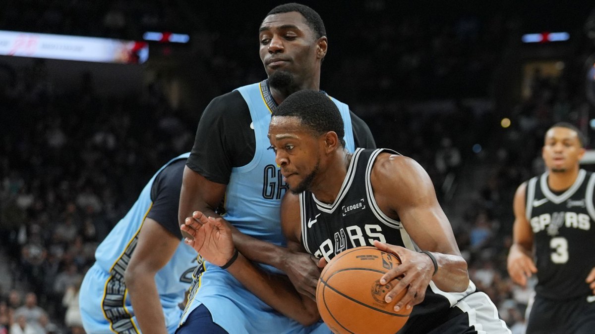 San Antonio Spurs guard De'Aaron Fox (4) dribbles against Memphis Grizzlies guard Vince Williams Jr. (5) in the first half at Frost Bank Center.