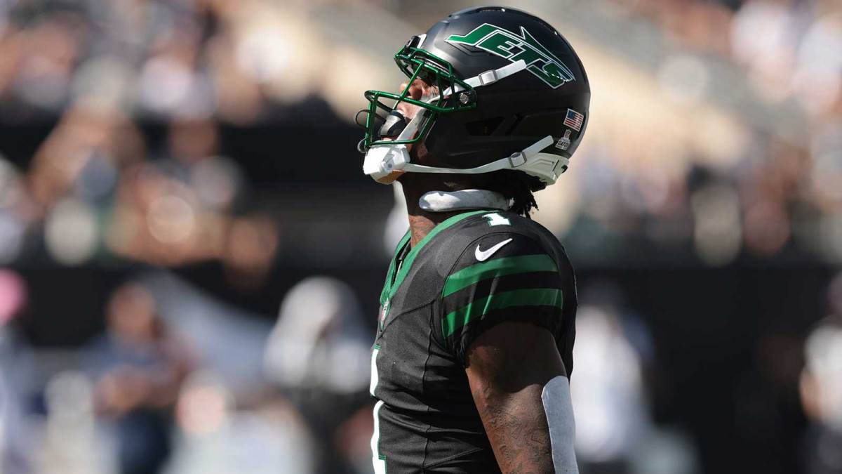 New York Jets cornerback Sauce Gardner (1) reacts after making a tackle against the Dallas Cowboys during the first half at MetLife Stadium.