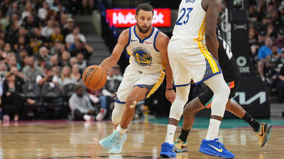 Golden State Warriors guard Stephen Curry (30) dribbles around a screen by forward Draymond Green (23) in the second half against the San Antonio Spurs at Frost Bank Center.