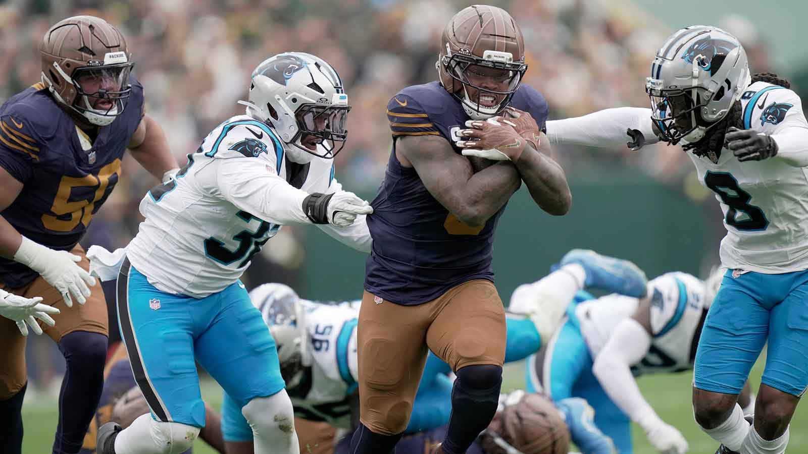 Green Bay Packers running back Josh Jacobs (8) runs for 18 yards during the first quarter