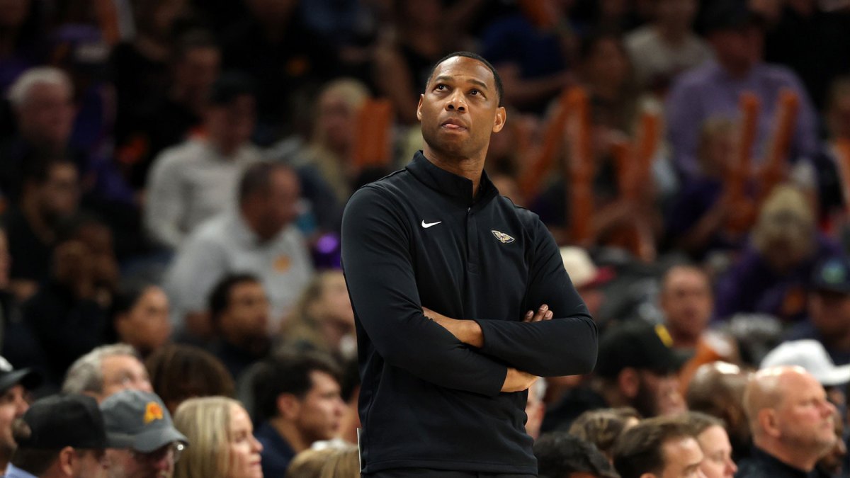 New Orleans Pelicans head coach Willie Green reacts against the Phoenix Suns in the second half at the Mortgage Matchup Center.