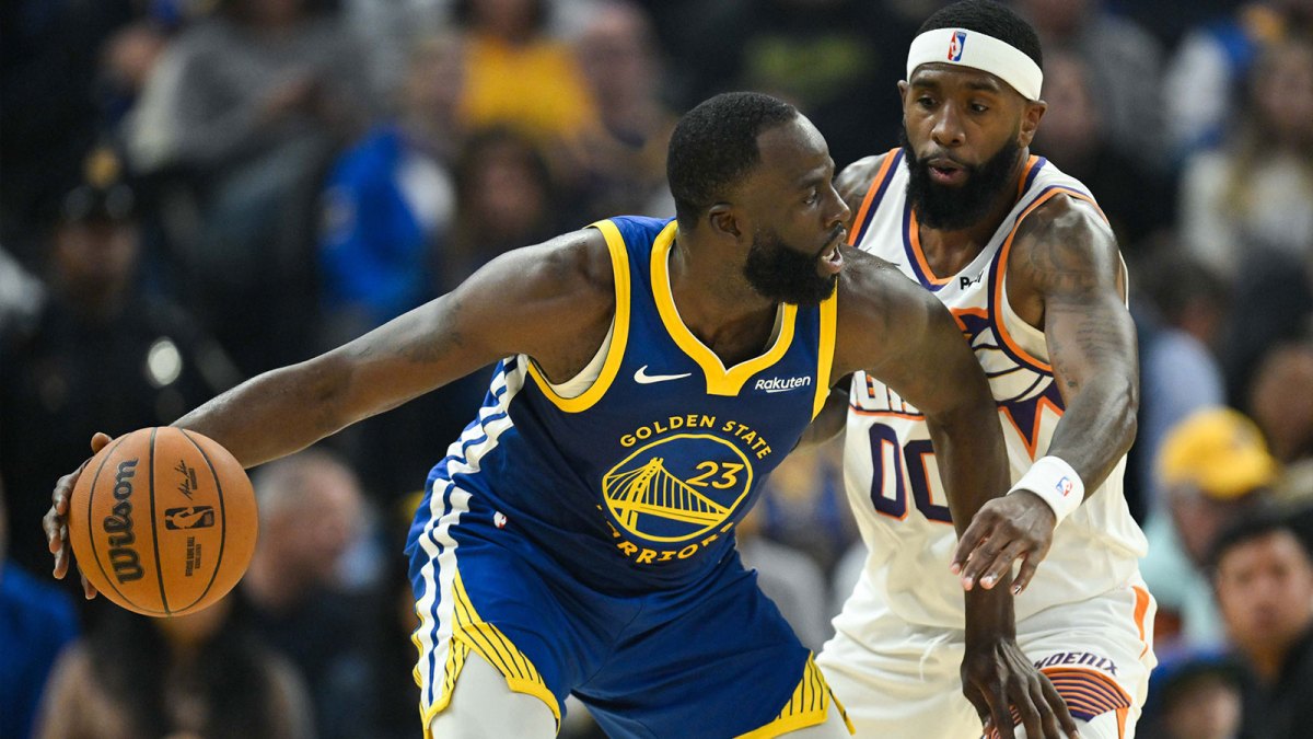 Golden State Warriors forward Draymond Green (23) dribbles against Phoenix Suns forward Royce O'Neale (00) in the first quarter at Chase Center.