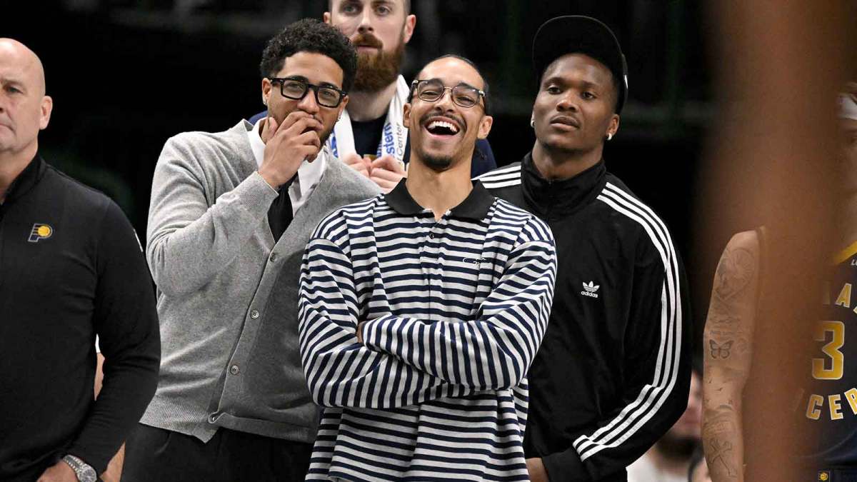 Indiana Pacers guard Tyrese Haliburton (left) and guard Andrew Nembhard (center) laugh on the sidelines during the second half of the game against the Dallas Mavericks at the American Airlines Center.