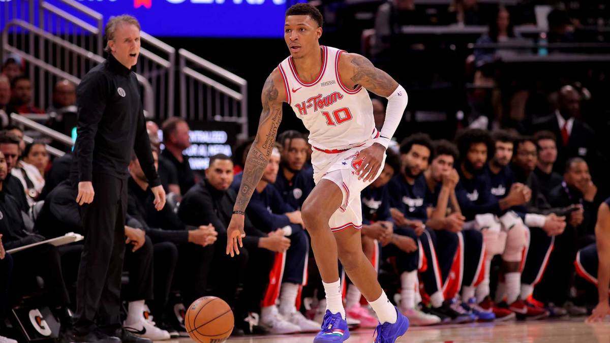 Houston Rockets forward Jabari Smith Jr. (10) handles the ball against the Washington Wizards during the first quarter at Toyota Center.