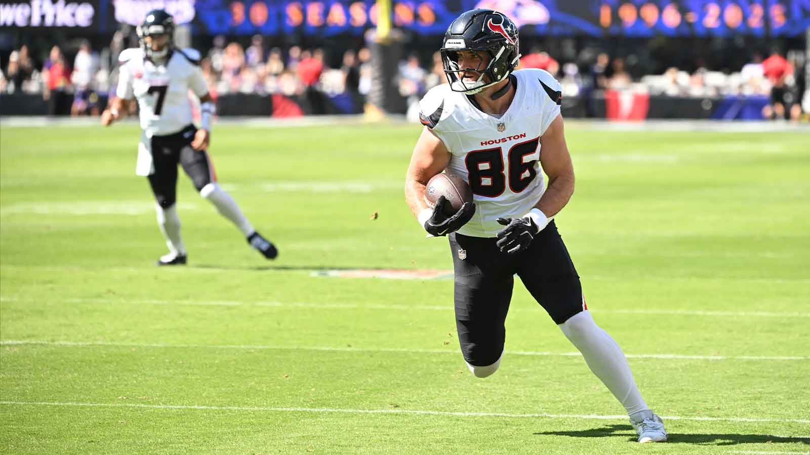 Houston Texans tight end Dalton Schultz (86) runs for a gain