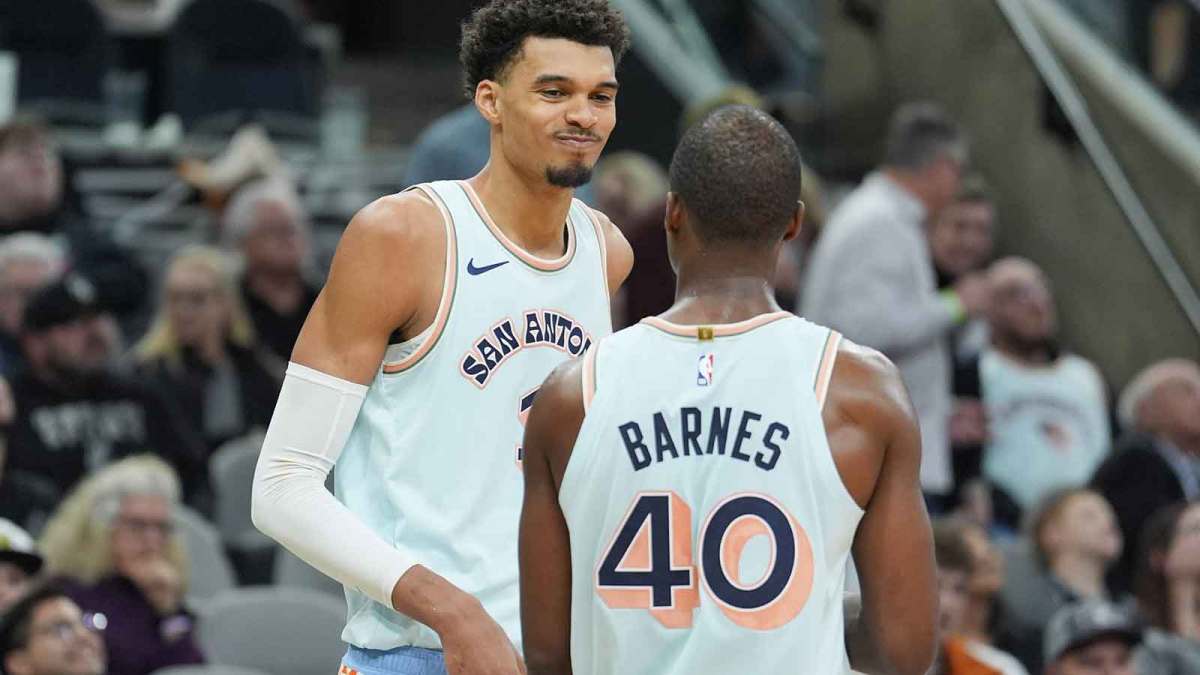 San Antonio Spurs center Victor Wembanyama (1) and forward Harrison Barnes (40) in the second half against the New Orleans Pelicansn at Frost Bank Center.