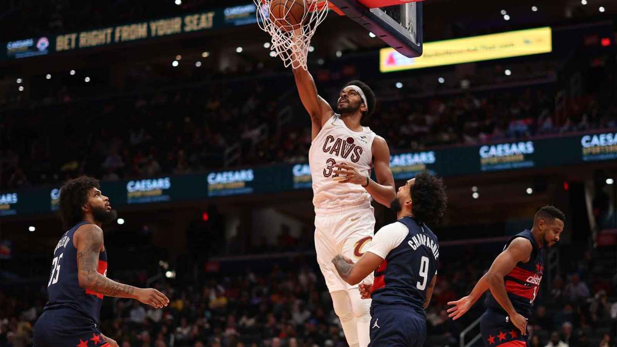 Cleveland Cavaliers center Jarrett Allen (31) dunks the ball as Washington Wizards forward Justin Champagnie (9) looks on in the second half in an Emirates NBA Cup game at Capital One Arena.