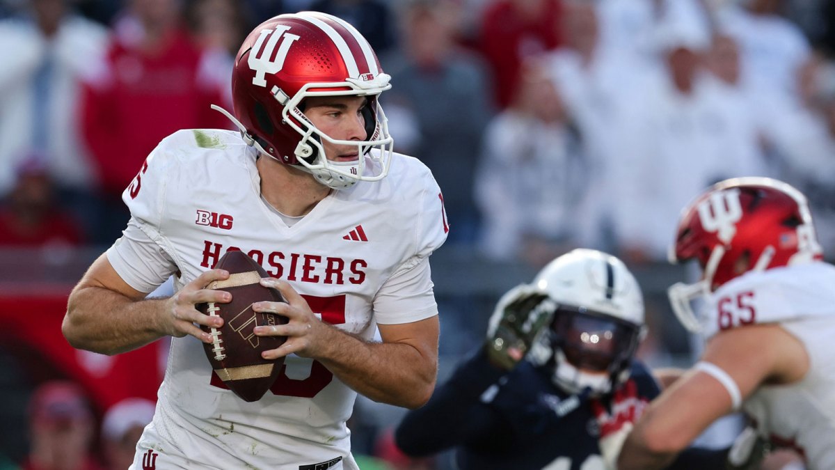 Indiana Hoosiers quarterback Fernando Mendoza (15) runs with the ball during the fourth quarter against the Penn State Nittany Lions at Beaver Stadium.