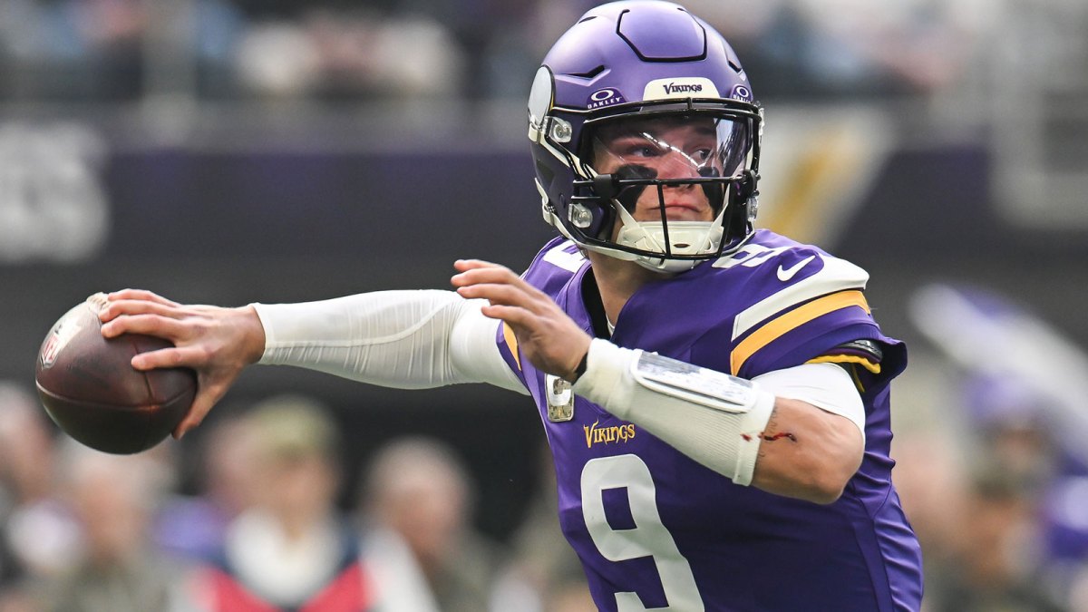 Minnesota Vikings quarterback J.J. McCarthy (9) throws a pass against the Baltimore Ravens during the first quarter at U.S. Bank Stadium.