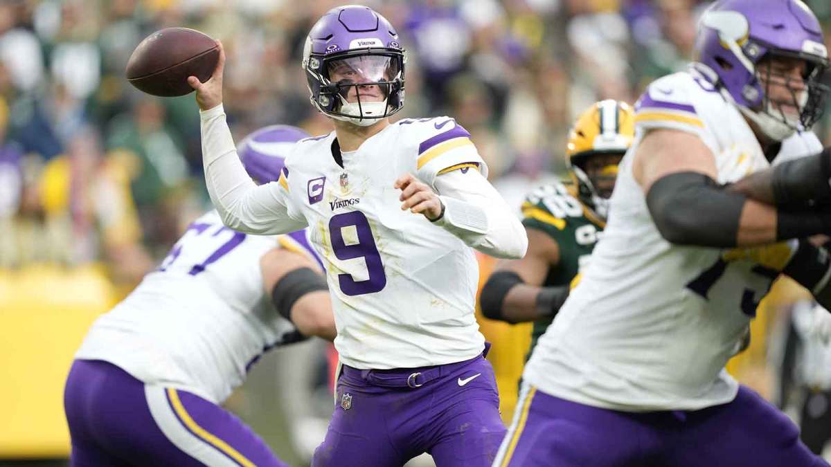 Minnesota Vikings quarterback J.J. McCarthy (9) throws the ball against the Green Bay Packers during the second half at Lambeau Field.