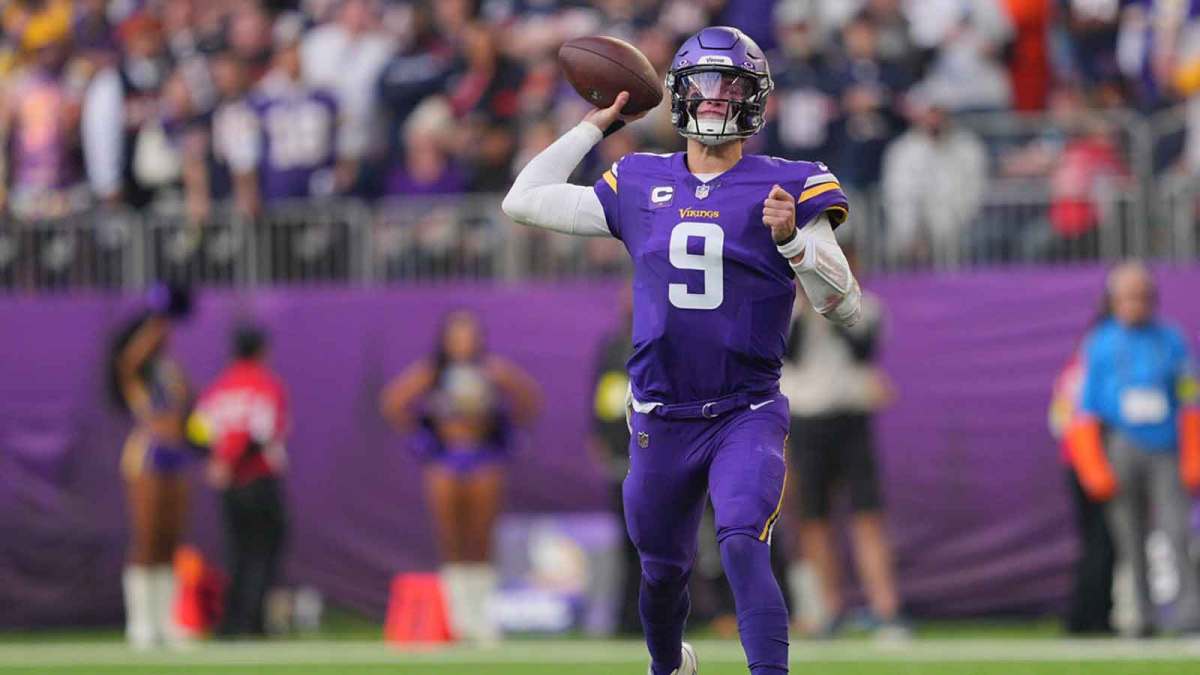 Minnesota Vikings quarterback J.J. McCarthy (9) throws downfield during the fourth quarter against the Chicago Bears at U.S. Bank Stadium.