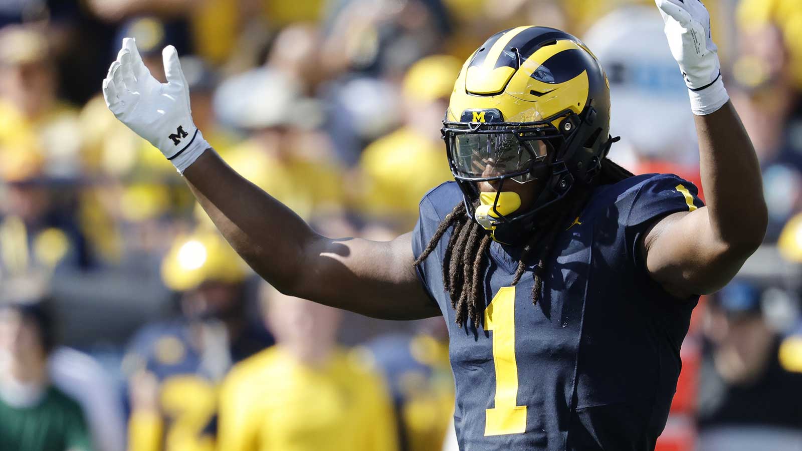 Michigan player somehow doesn’t get ejected after attempted head butt on official