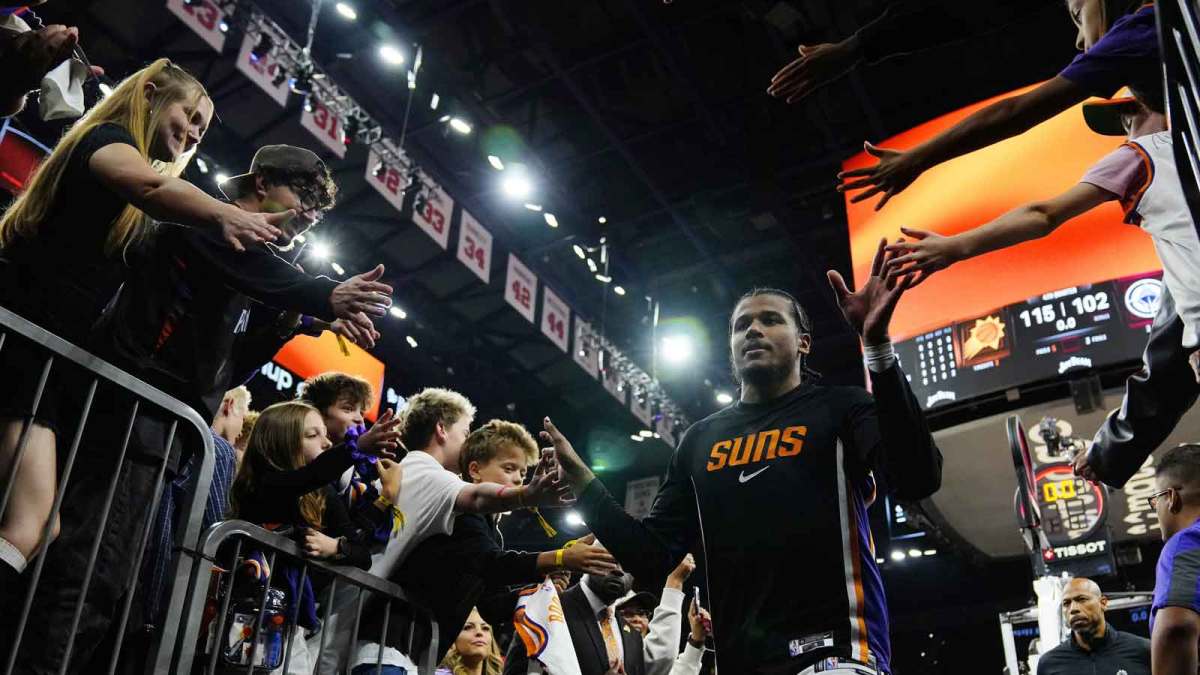 Suns guard Jalen Green (4) leaves the court after a win against the Clippers during a game at the Mortgage Matchup Center on Nov. 6, 2025.
