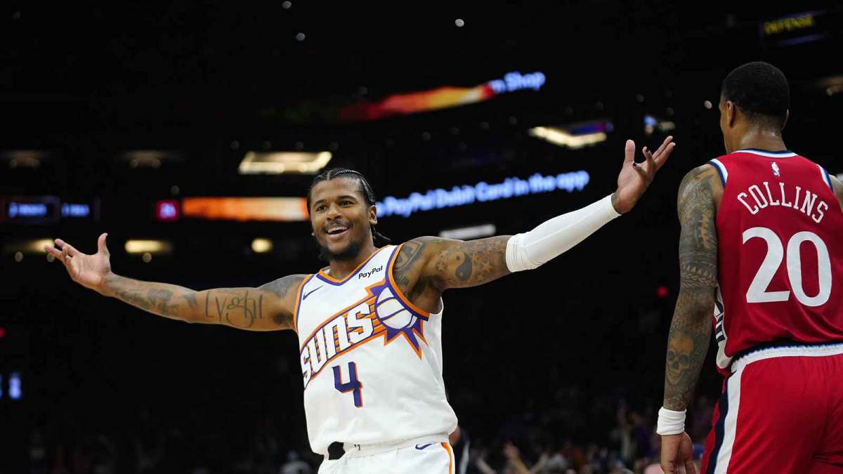 Suns guard Jalen Green (4) celebrates a three pointer against the Clippers forward John Collins (20) during a game at the Mortgage Matchup Center on Nov. 6, 2025.