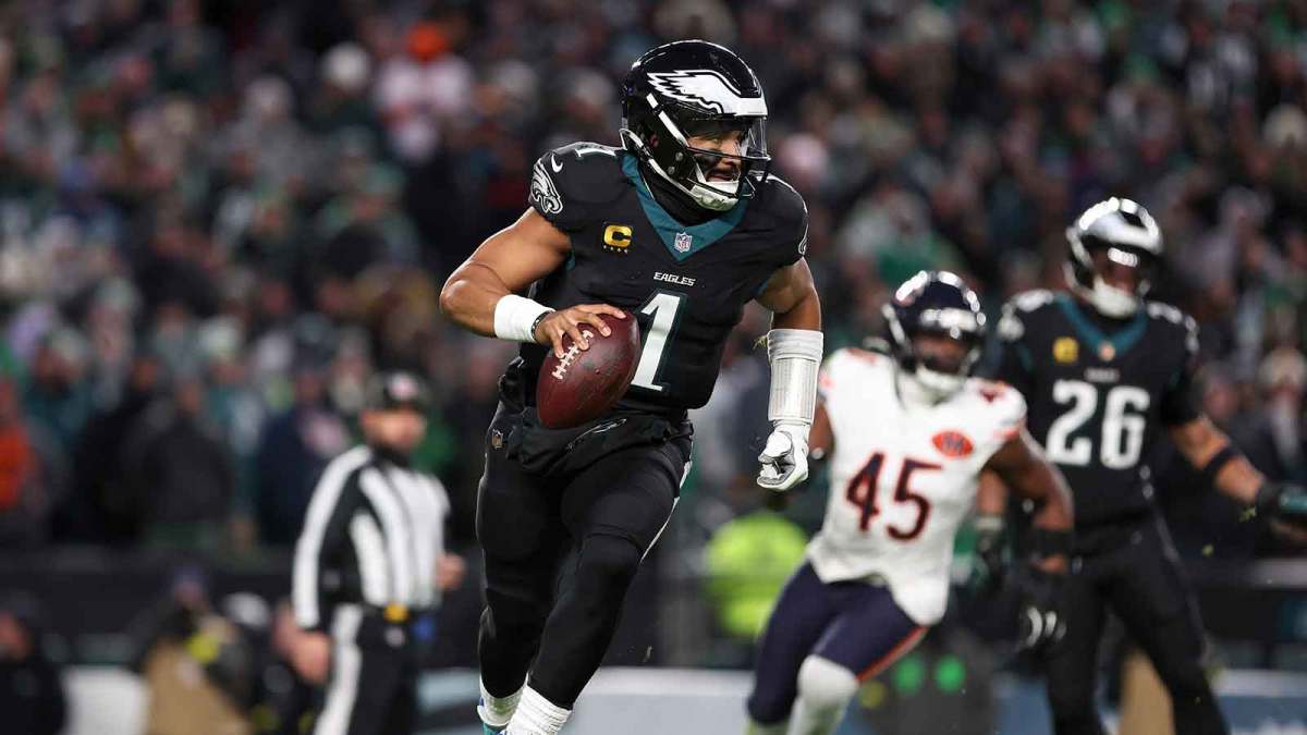 Philadelphia Eagles quarterback Jalen Hurts (1) scrambles with the ball against the Chicago Bears during the third quarter of the game at Lincoln Financial Field.